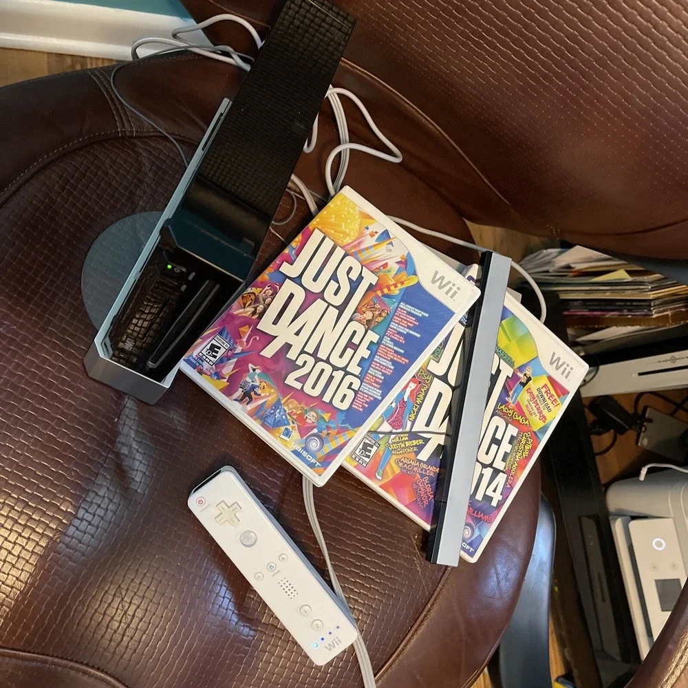 Nintendo Wii Black Console Bundle‎ With 2 Games. (4)